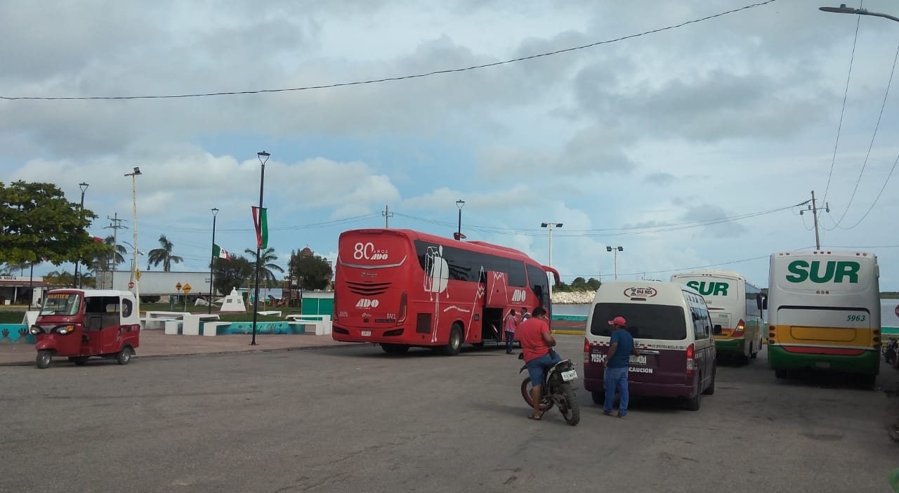 Terminal de autobuses de Sabancuy, un peligro; pasajeros corren riesgo de ser atropellados