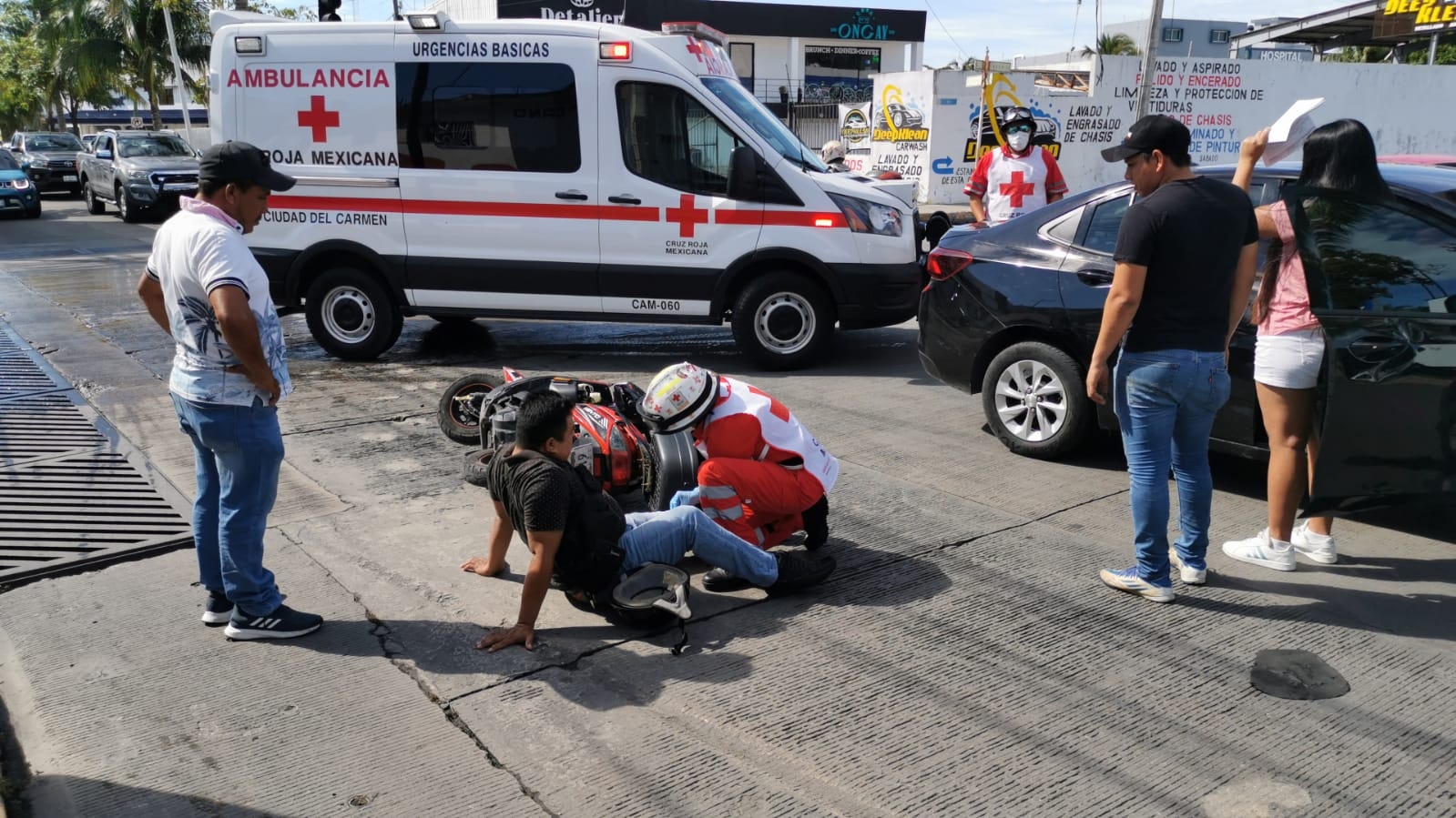 Conductora se pasa un semáforo y atropella a un motociclista en Ciudad del Carmen