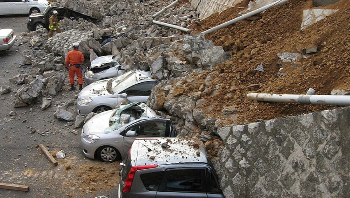 En Japón, personas atrapadas entre los escombros que dejó el sismo piden ayuda por 'X'