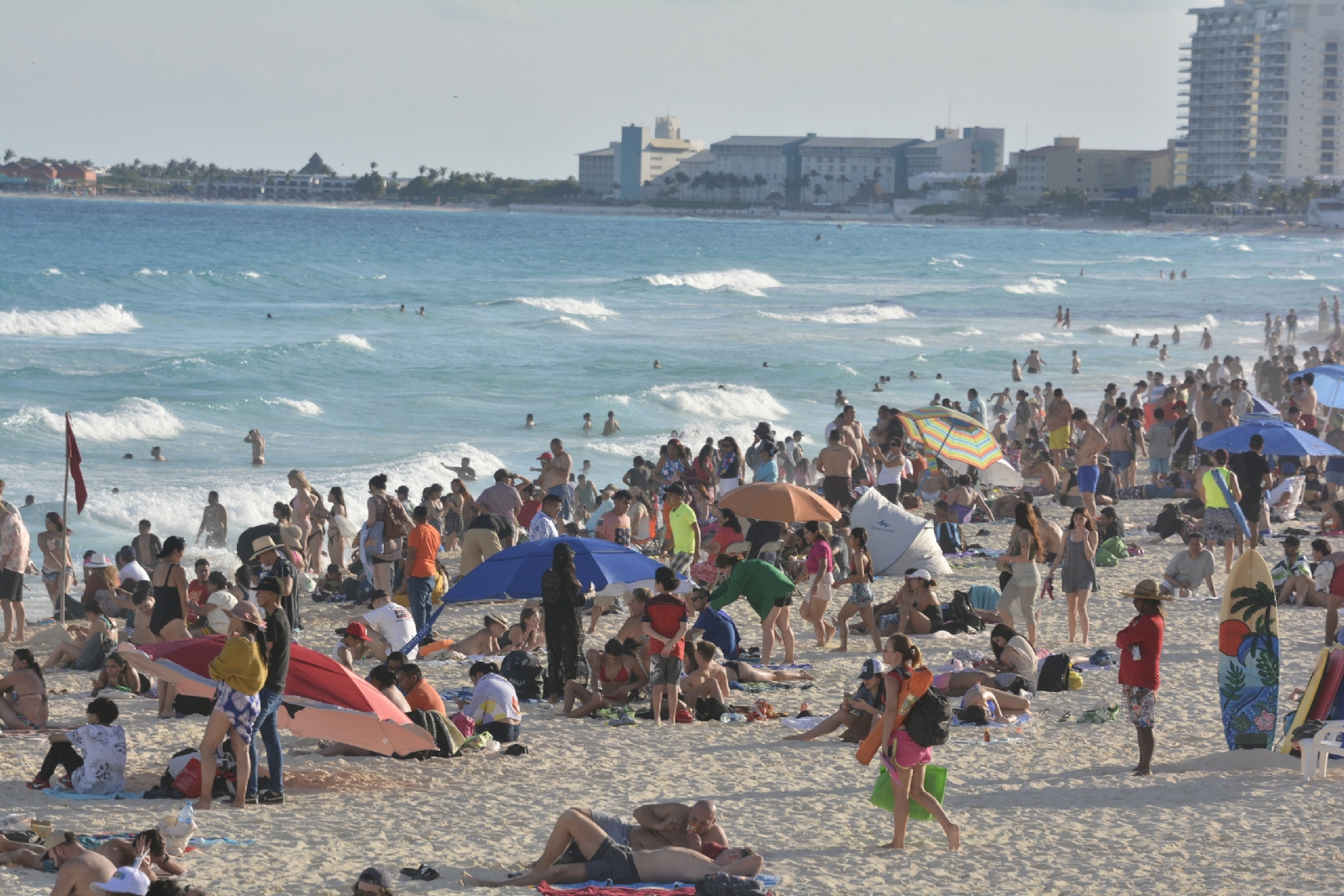 Las playas de Cancún lucen abarrotadas este lunes 1 de enero