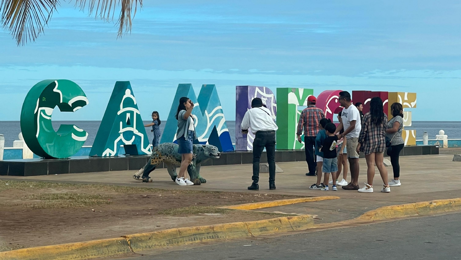 Turistas aprovechan últimos días de asueto en Campeche