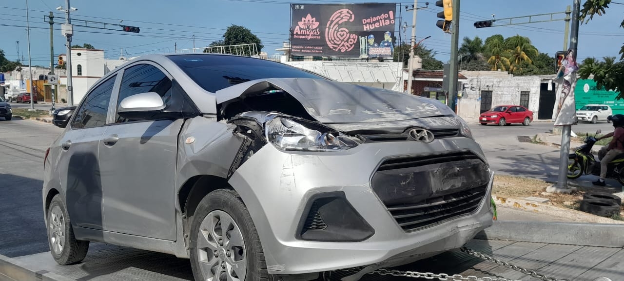 Automovilista no respeta su alto y provoca accidente en Campeche