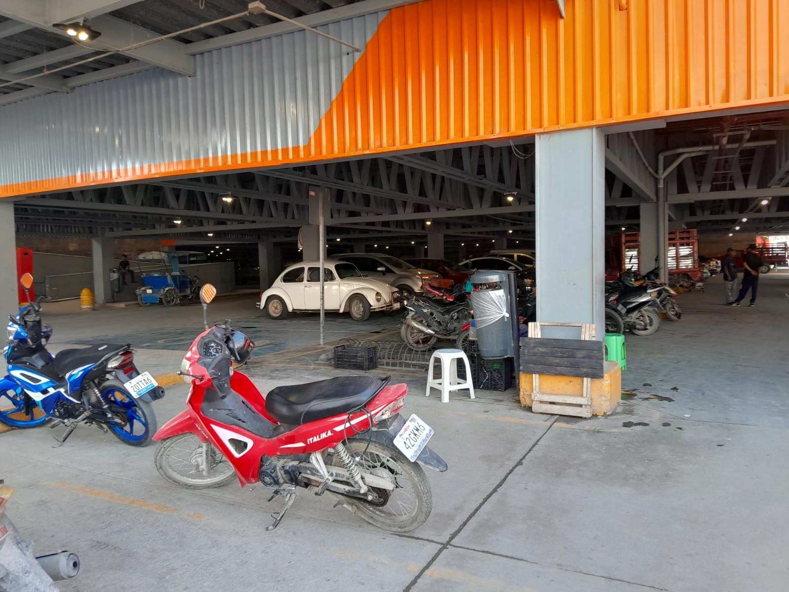 Delincuentes intentan robarse una motocicleta estacionada en Escárcega, Campeche
