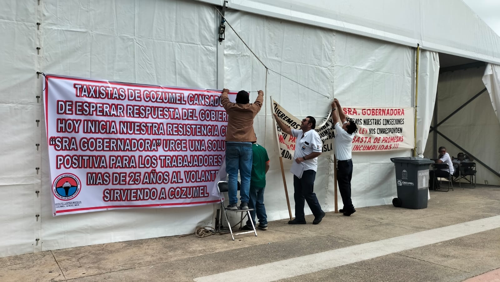 Continúa protesta de taxistas de Cozumel para exigir concesiones prometidas