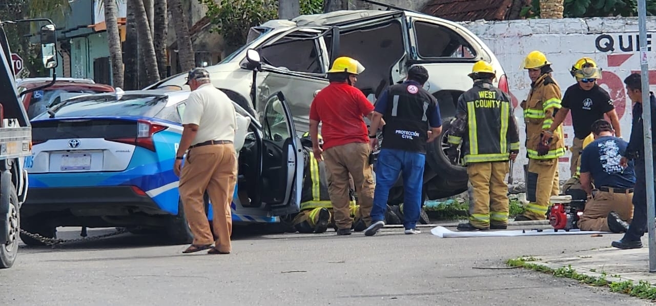 Choque entre camioneta y auto de transporte deja tres heridos en Cozumel