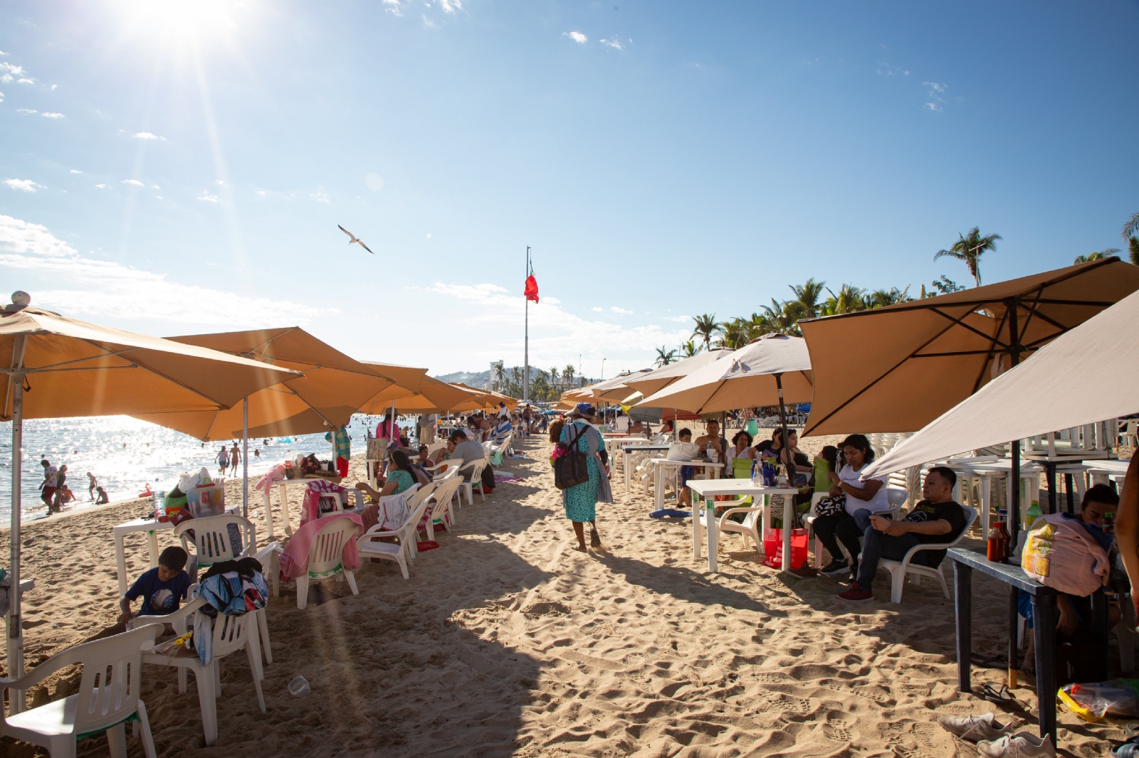 Las playas de Acapulco lucieron llenas por turistas hace unos cuantos días