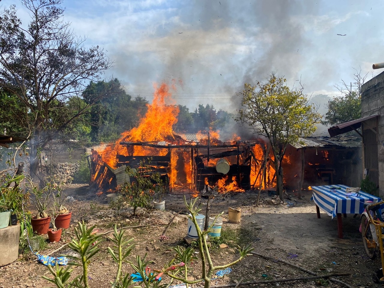 'Volador' habría causado el incendio en la casa de un abuelito de Tizimín