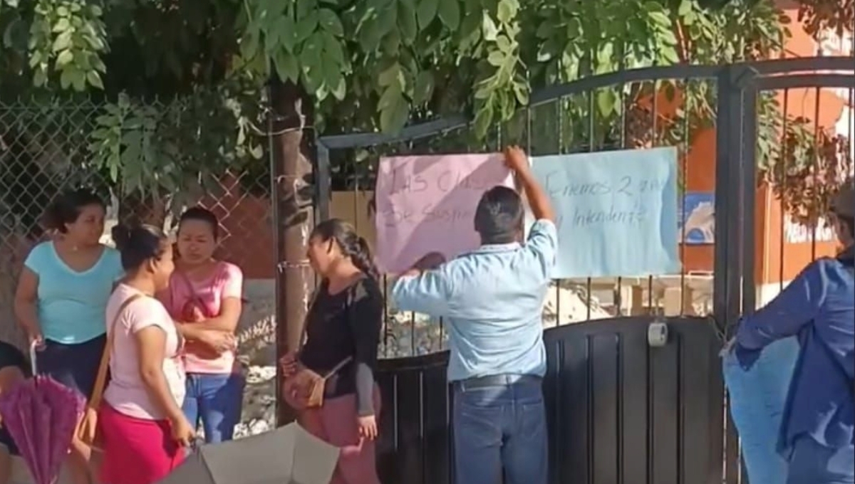 Padres de familia reabren escuela de Calakmul; Seduc cede a contratar un intendente
