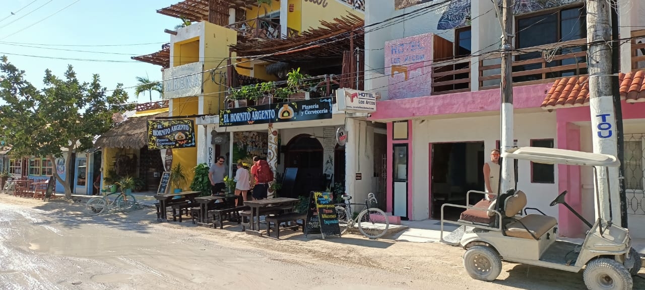 Restauranteros de Holbox, entre la crisis y los impuestos