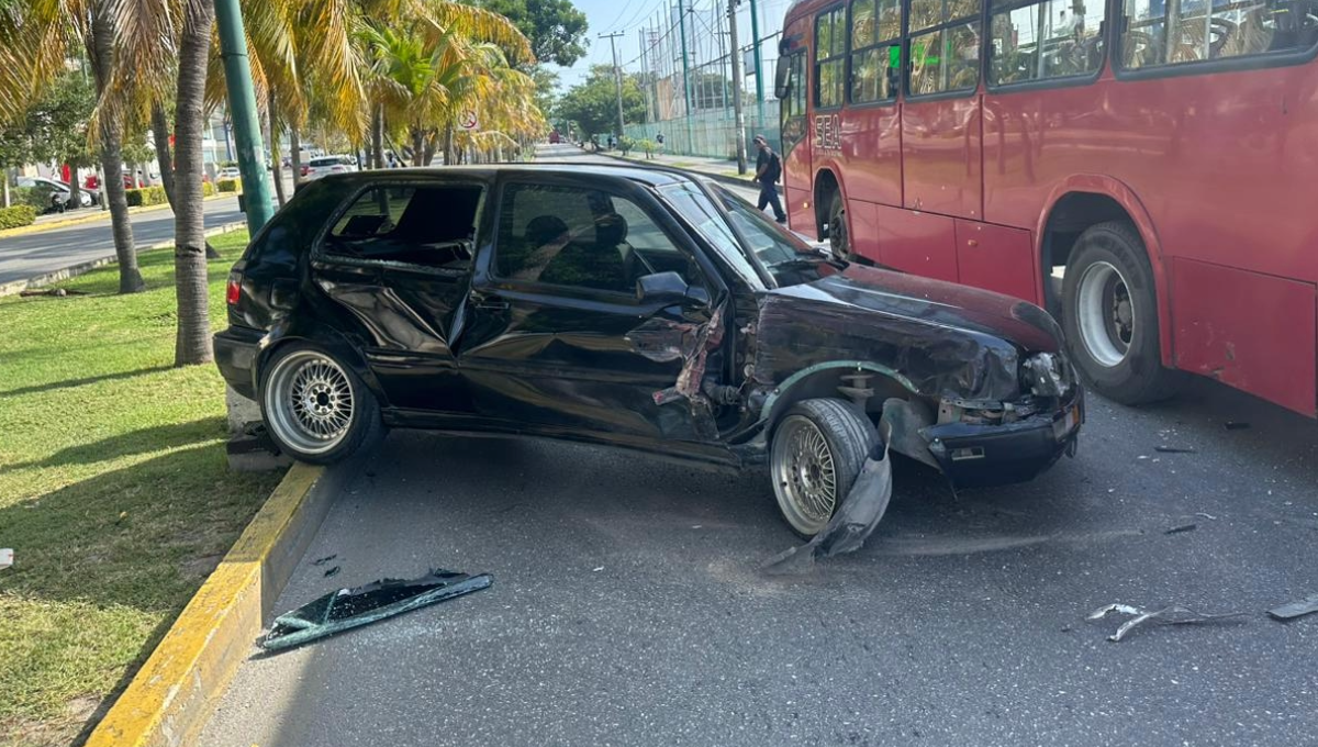 Conductor a exceso de velocidad choca un transporte público en Cancún
