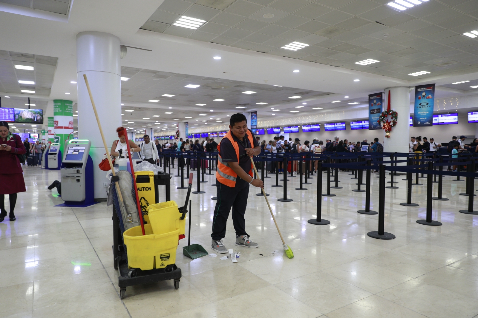 Juan Enrique, el trabajador invisible que mantiene limpio el aeropuerto de Cancún
