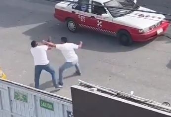 Dos taxistas en Campeche se agarran a golpes en plena calle: VIDEO