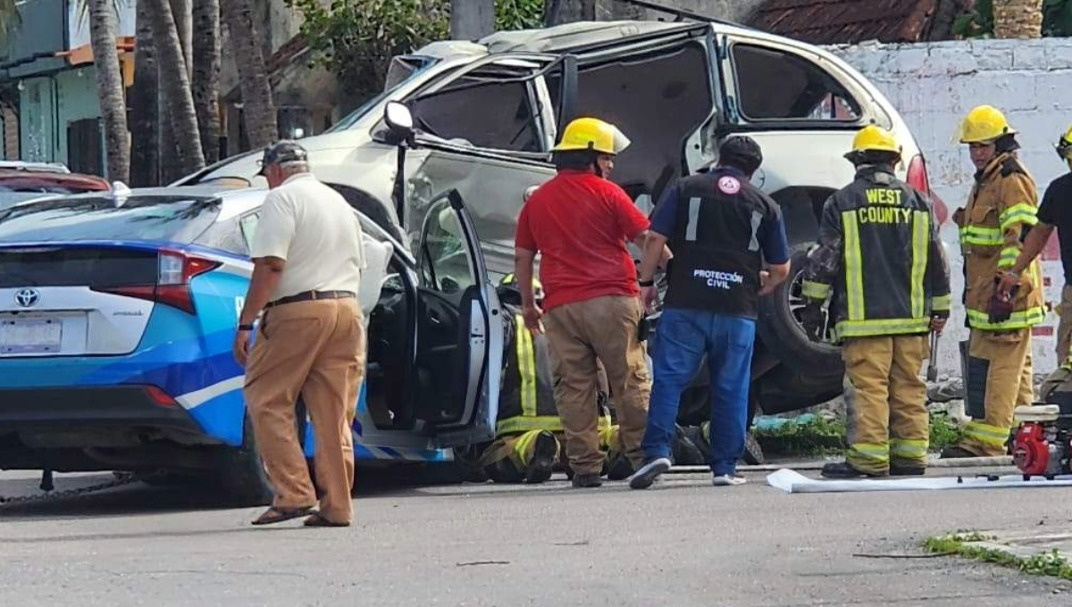 Los involucrados en el accidente entre una camioneta y un automóvil de servicio de transporte del aeropuerto fueron llevados de emergencia al hospital.