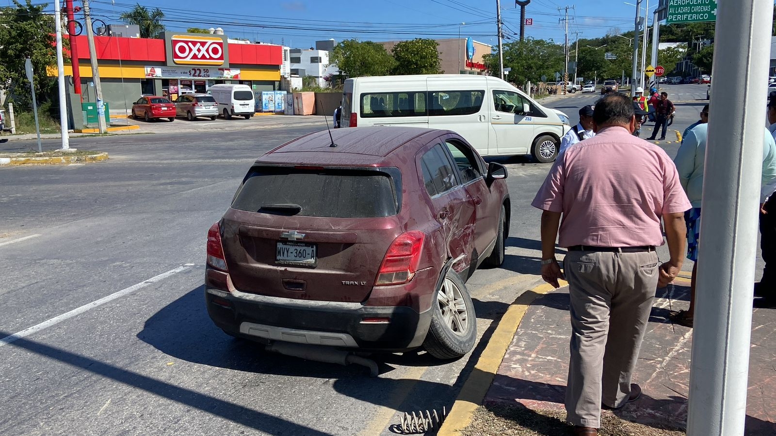 Automovilista no respeta su alto y choca contra una camioneta en Campeche