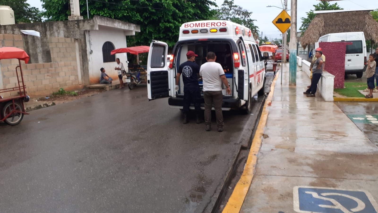 Familia sobrevive a choque con tráiler en la carretera de José María Morelos- Polyic