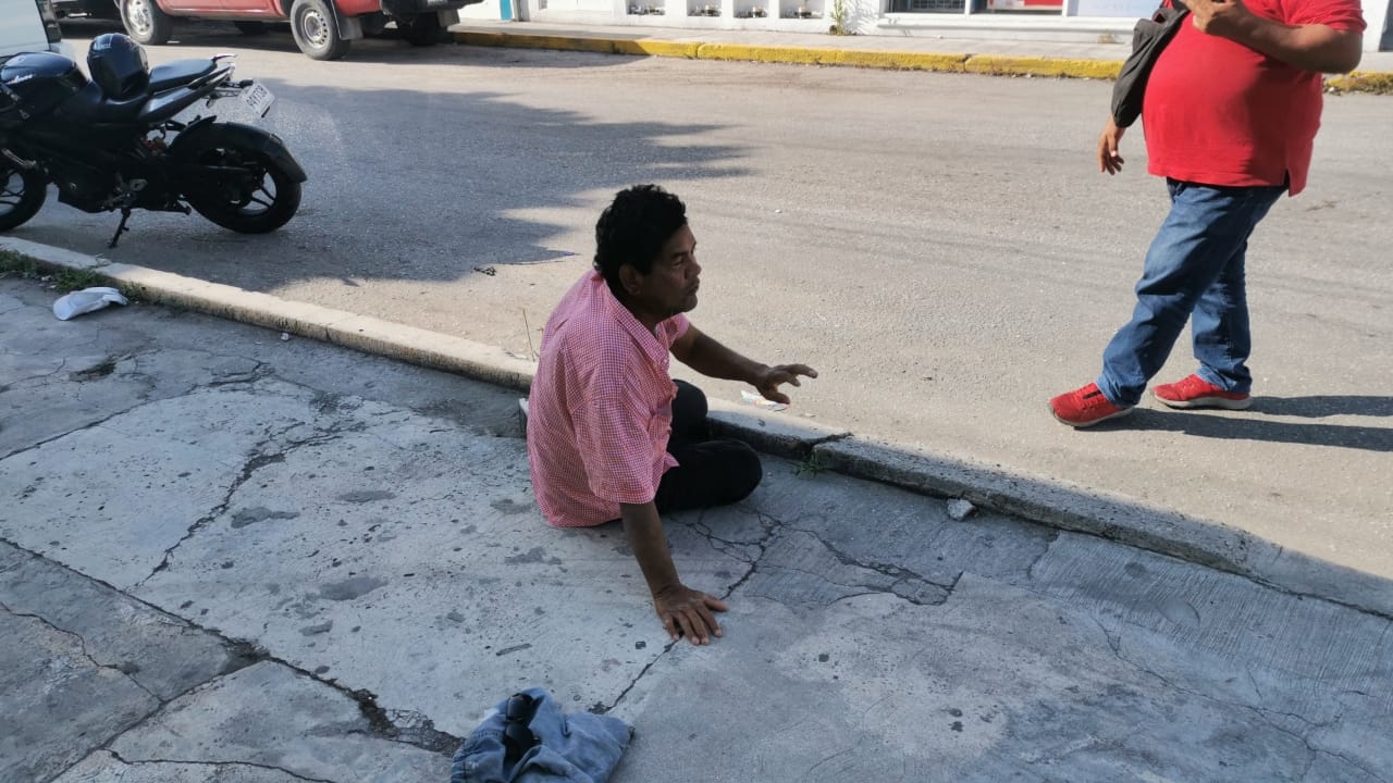 Hombre ebrio tirado en la calle alarma a vecinos en Ciudad del Carmen