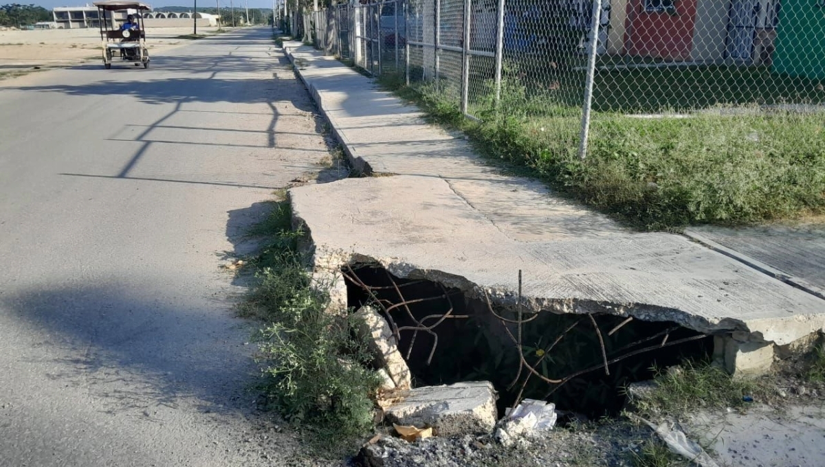 Acera en calle de Escárcega se cae a pedazos; vecinos advierten de posibles accidentes