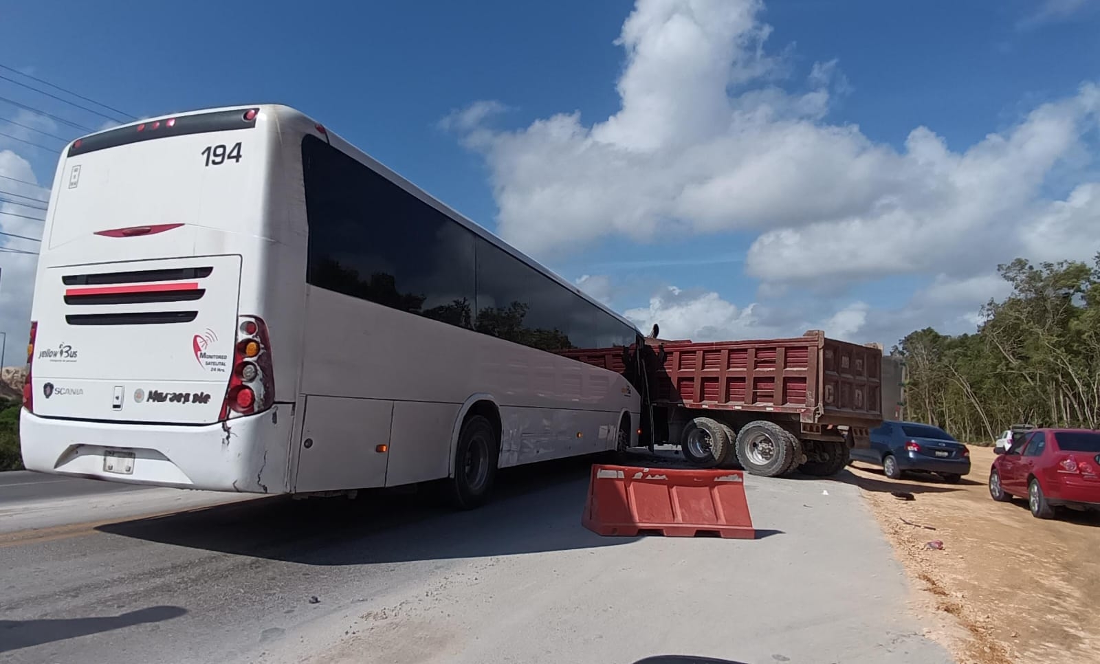 Autobús de un hotel se impacta contra un volquete en la vía Cancún-Mérida