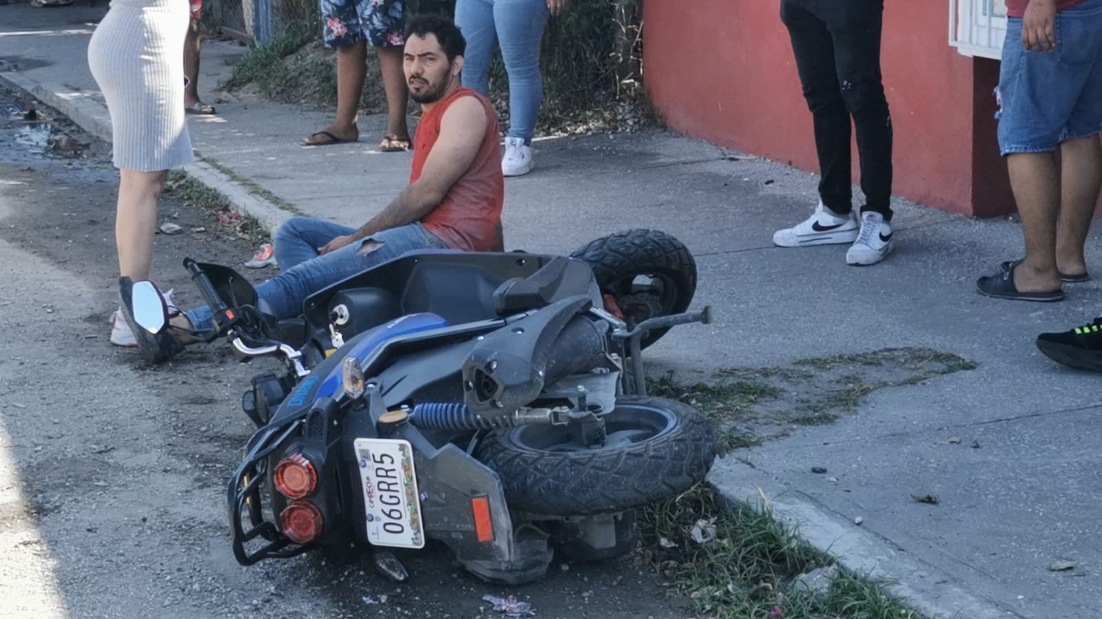 Automovilista se pasa el alto y atropella a un motociclista en Ciudad del Carmen