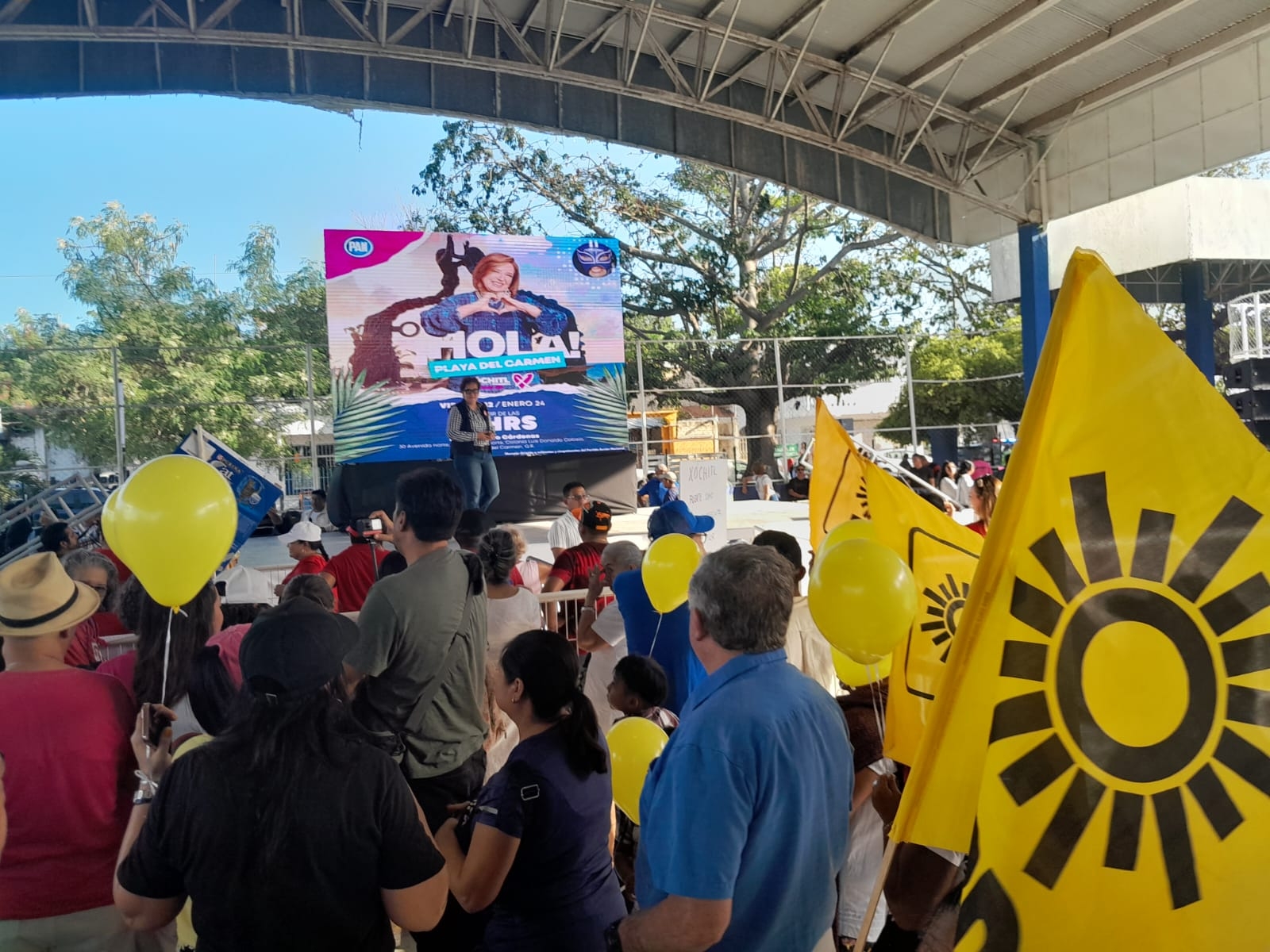 Xóchitl Gálvez Ruiz se reúne con miles de simpatizantes en Playa del Carmen