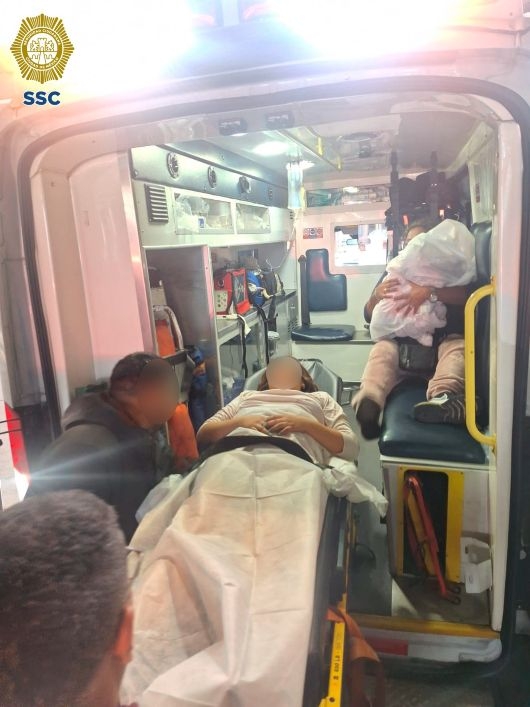 Un bebé nació a bordo de un taxi en la CDMX; policías ayudan en el nacimiento