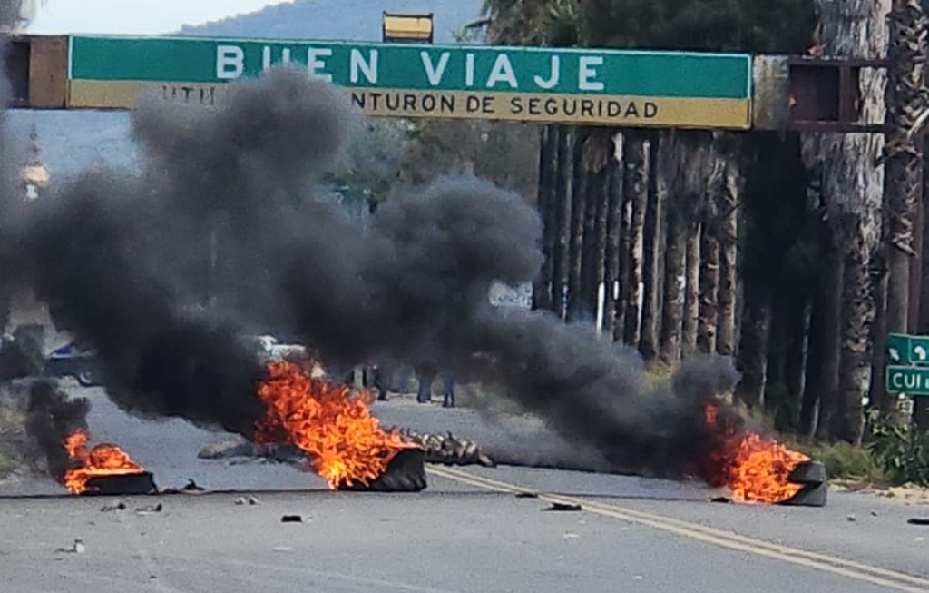 Realizan bloqueos, con vehículos incendiados, en la carretera a Ocotlán, Jalisco