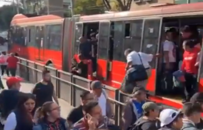 Las personas que iban en el Metrobús tuvieron que abandonar la unidad luego del accidente