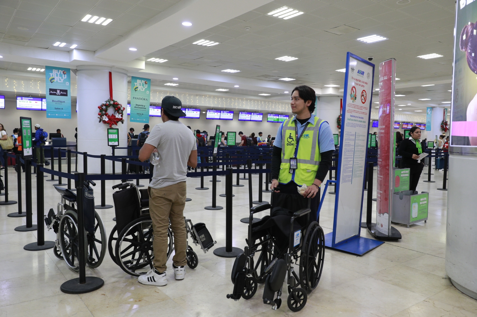 Ethan Gabriel, el joven que ayuda a los pasajeros con sillas de ruedas en el aeropuerto de Cancún