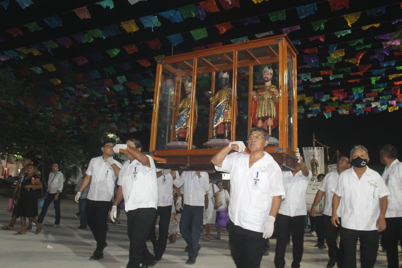 Feligreses realizan procesión por los Santos Reyes en Tizimín: FOTOS