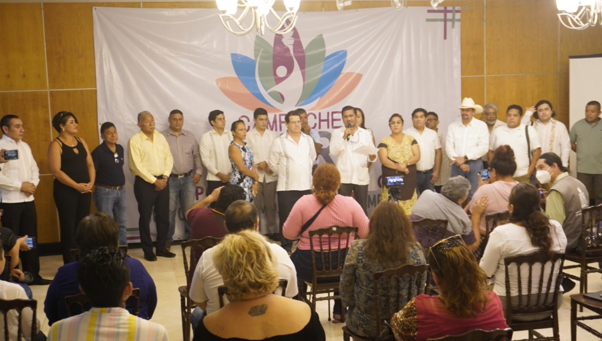 Dirigente de Campeche Libre da candidatura a su hijo
