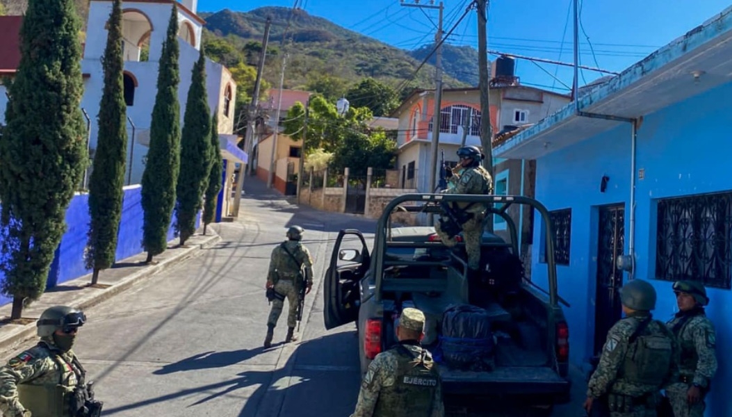 Comando armado irrumpe en una fiesta y levanta a nueve personas en Guerrero