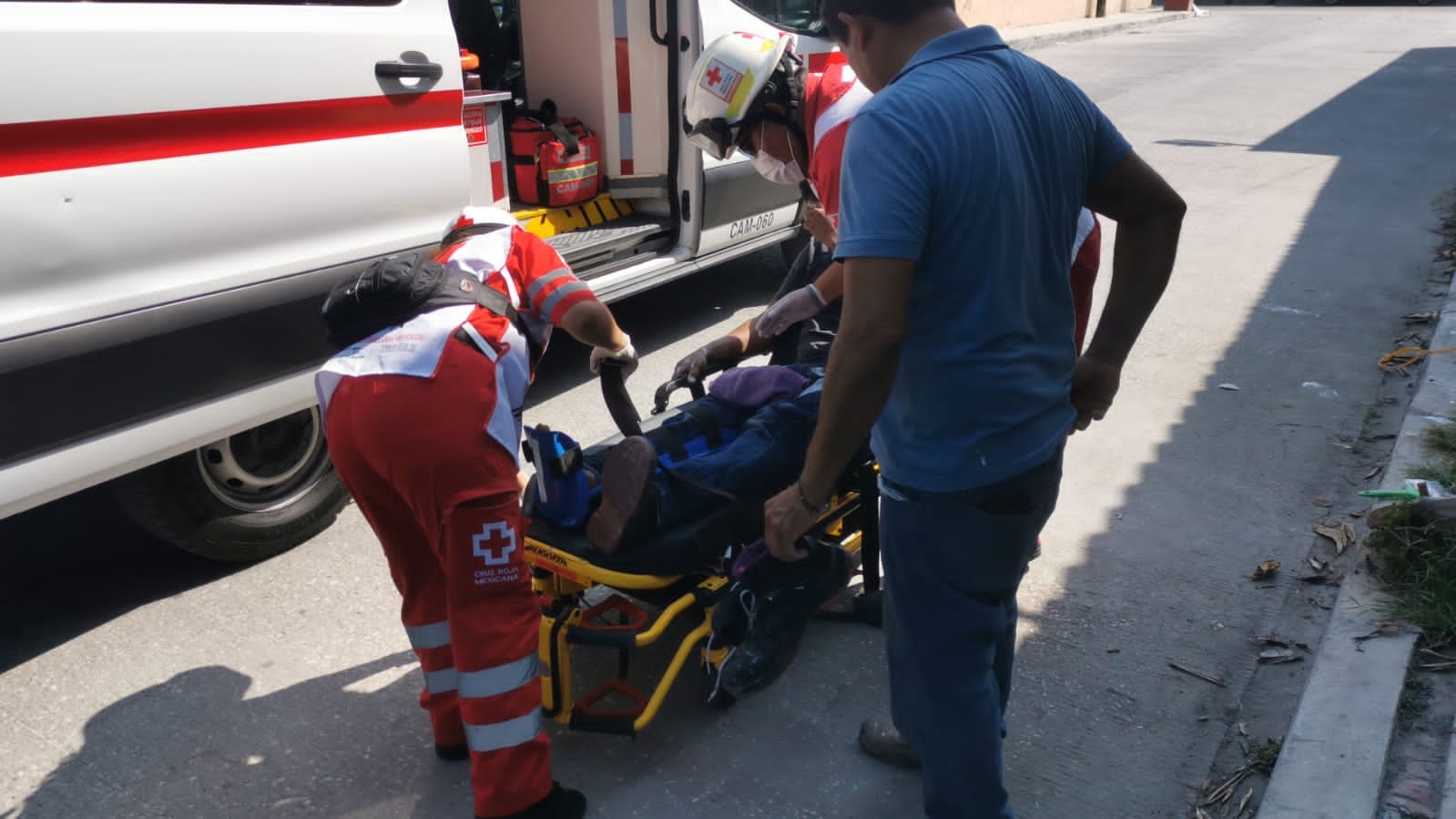 Hospitalizan a pintor que cayó de una escalera en Ciudad del Carmen