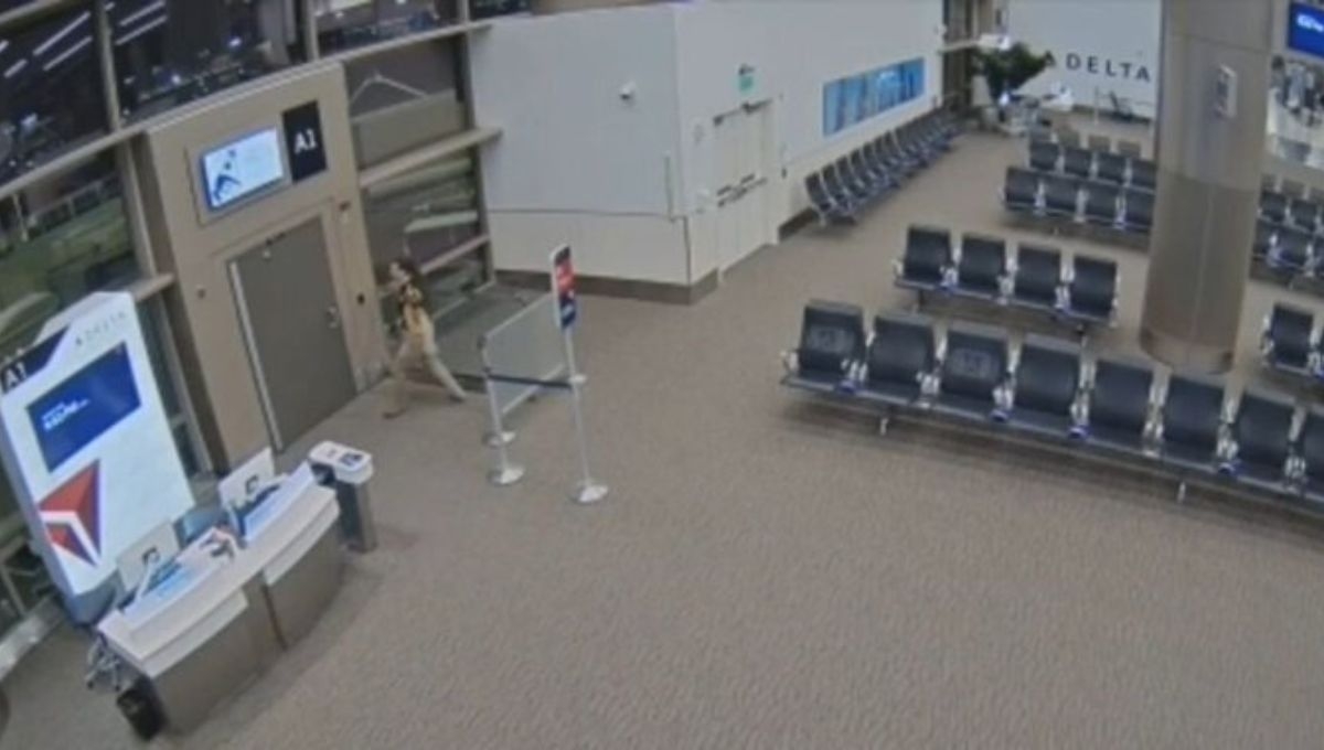 Se dio a conocer un video en el que se muestra a un hombre que falleció en el aeropuerto de Salt lake City en Utah, al ser succionado por la turbina de un avión
