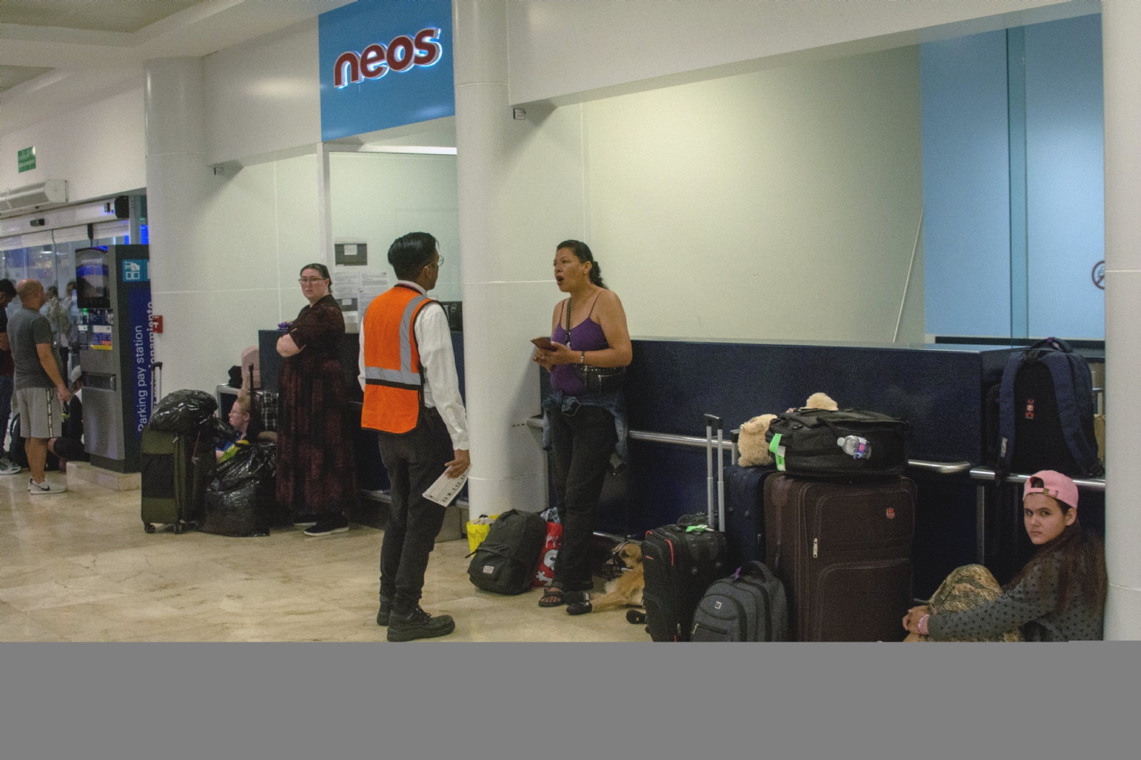 Turista y su perro viven en el aeropuerto de Cancún luego de ser víctima de robo