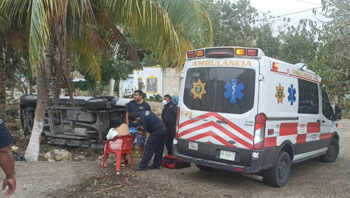 Vuelca una camioneta con una familia a bordo en la vía Emiliano Zapata-Colonia Yucatán