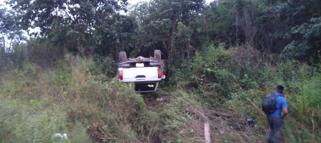 Camioneta vuelca en la vía Hopelchén-Campeche