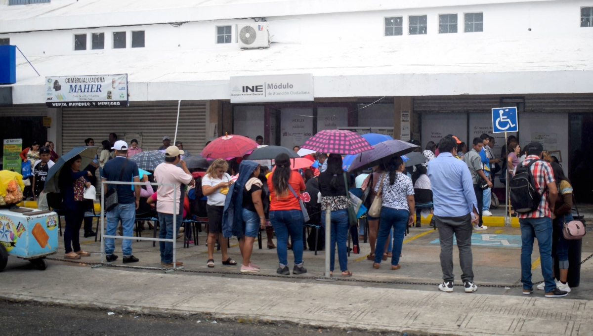 INE Yucatán: A última hora, yucatecos saturan oficinas para tramitar la credencial de elector