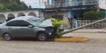 Conductor choca contra un poste de luz en José María Morelos