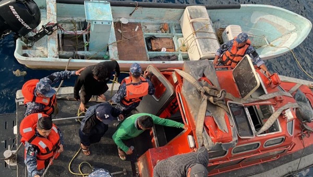 Marina rescata a cinco pescadores en la Sonda de Campeche