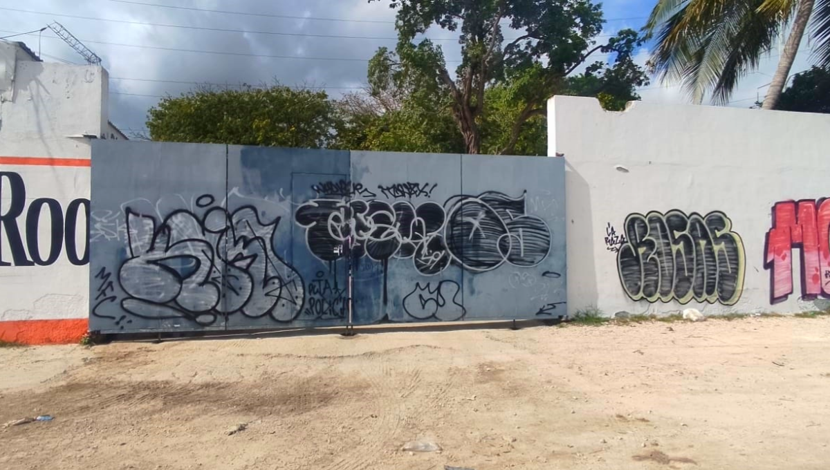 Grafitis 'invaden' varias zonas de Playa del Carmen