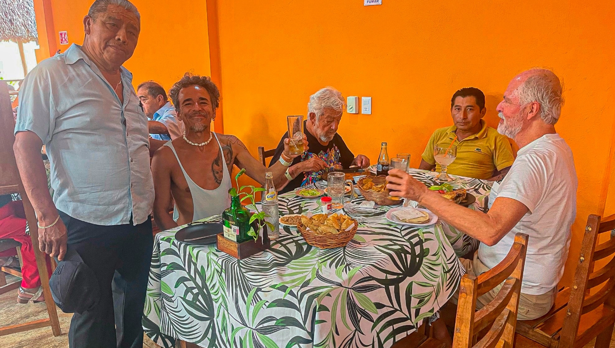 Así fue la visita de Rubén Albarrán cantante de Café Tacvba en Chichimilá, Yucatán