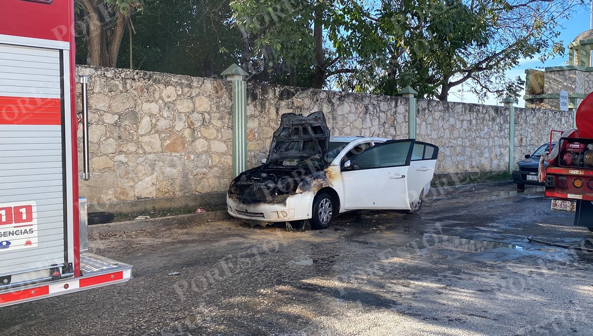 Daños totales dejó un incendio de automóvil en Campeche