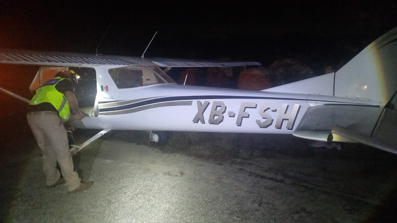 Avioneta aterriza de emergencia en zona de Calica en Playa del Carmen