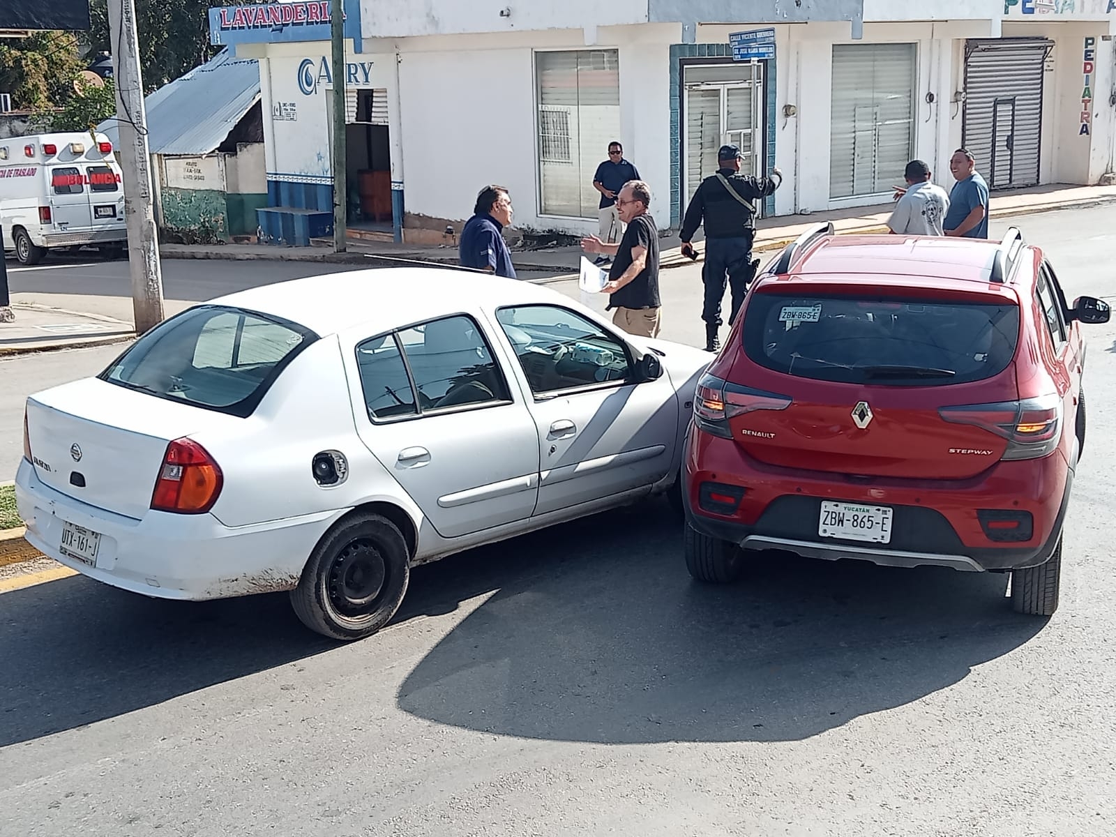 Choque entre dos automóviles deja solo daños materiales en José María Morelos