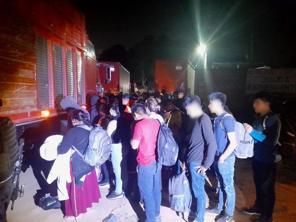 Rescatan a 313 migrantes abandonados en una brecha en Veracruz