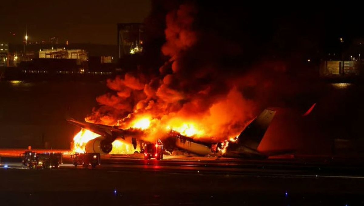 En Japón evacúan avión en llamas con casi 400 personas