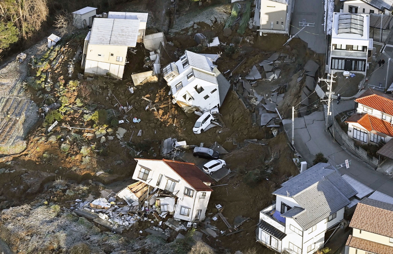 Suman al menos 48 personas muertas tras terremoto en Japón