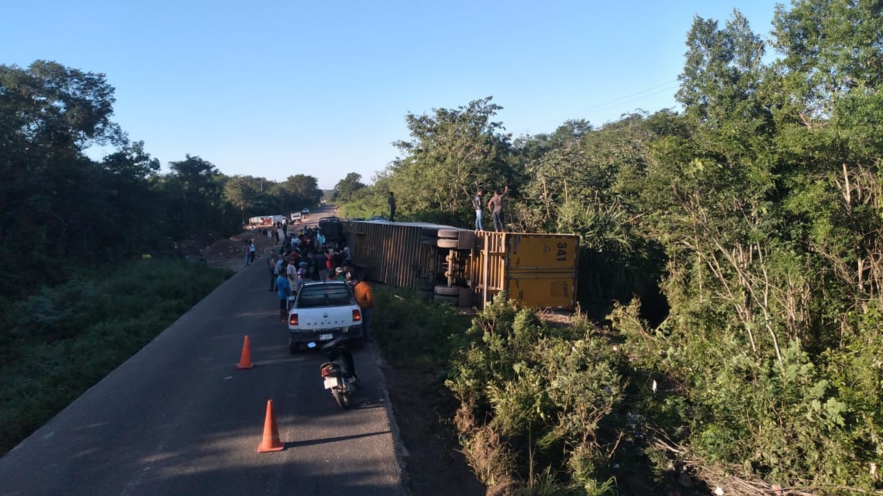 Vuelca tráiler en la carretera federal Chetumal–Mérida