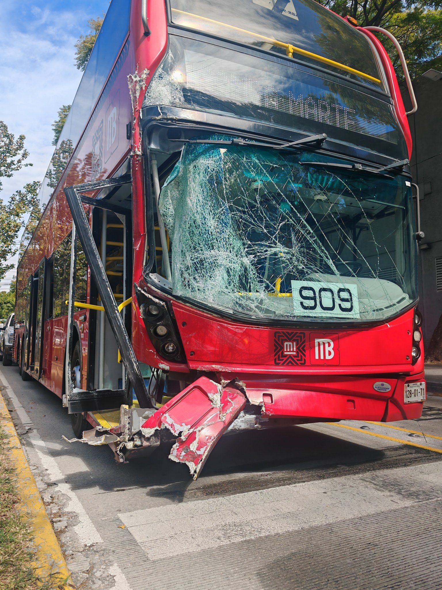 Así quedó la unidad del Metrobús tras el accidente