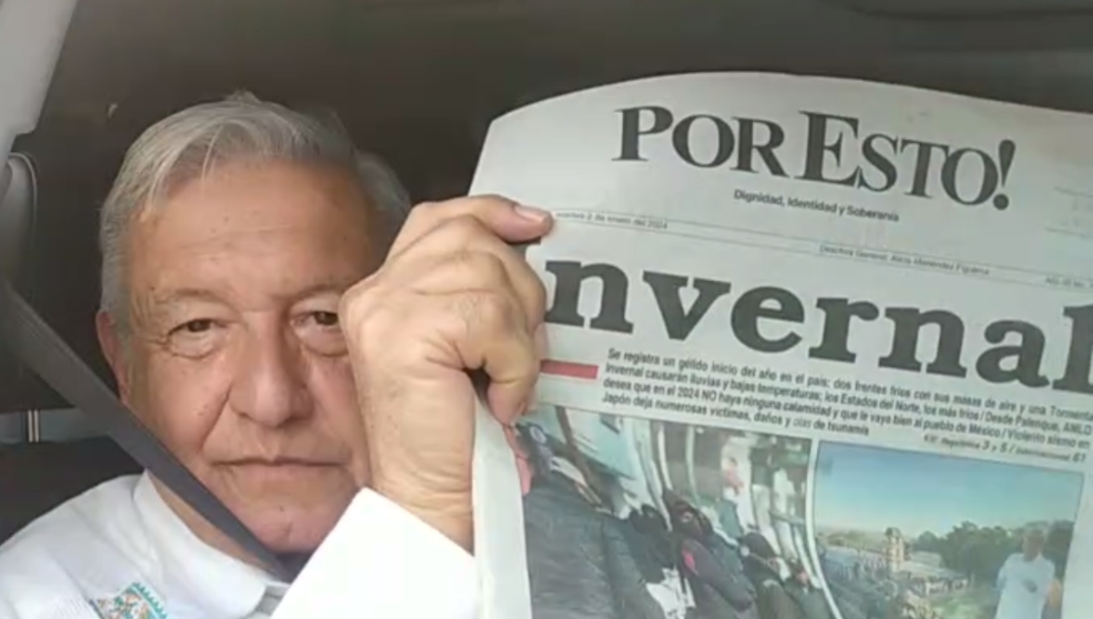 AMLO sostuvo la edición impresa de este martes a su llegada a Mérida